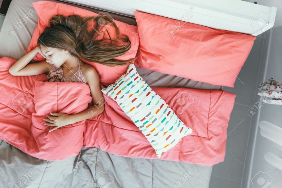 Девочка спит на кровати
