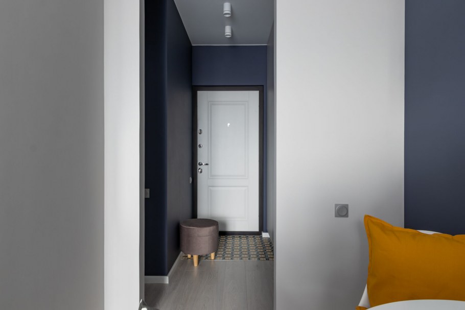 Двери в коридоре