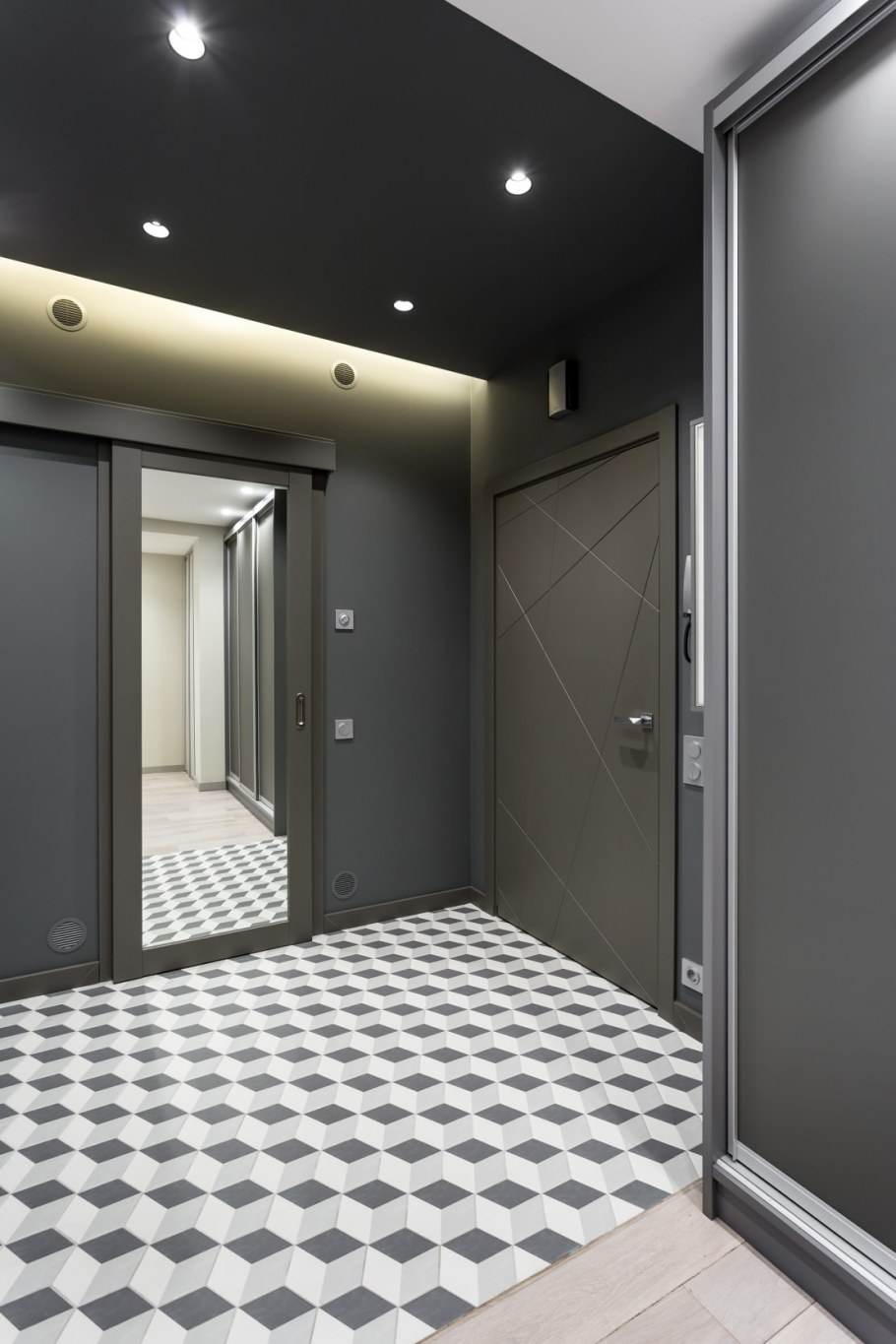 Белые двери в сером интерьере