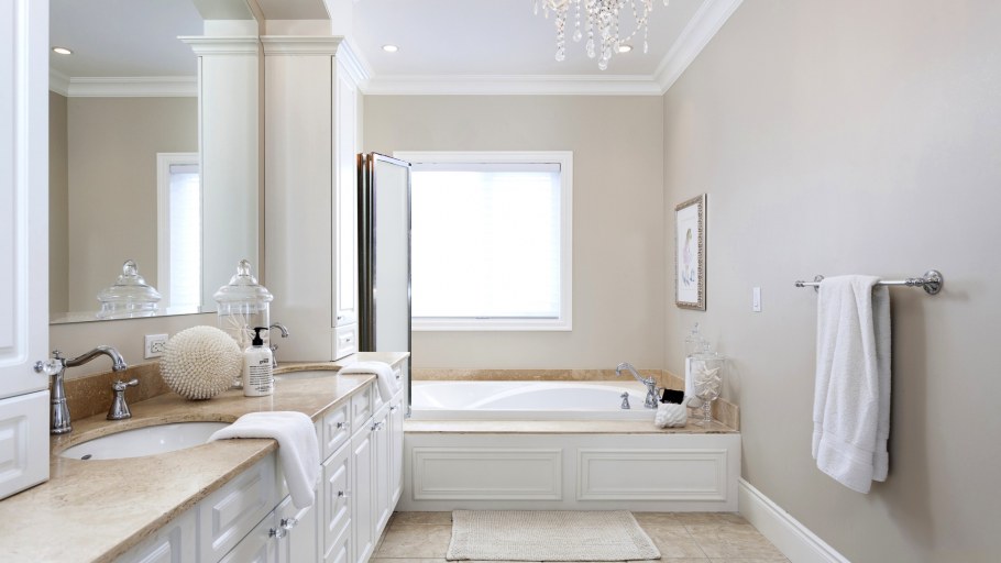 Окрашивание стен в ванной