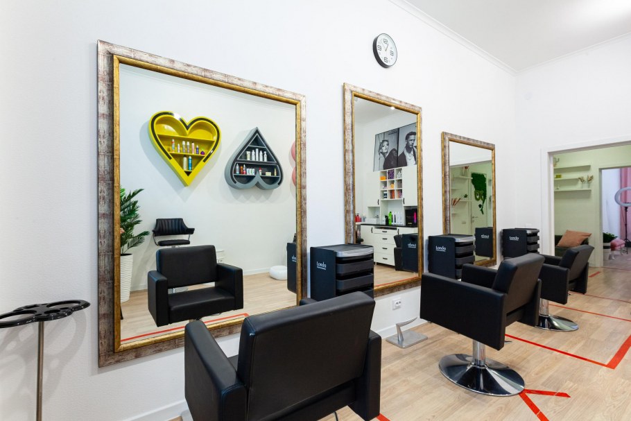 Интерьер маленькой парикмахерской