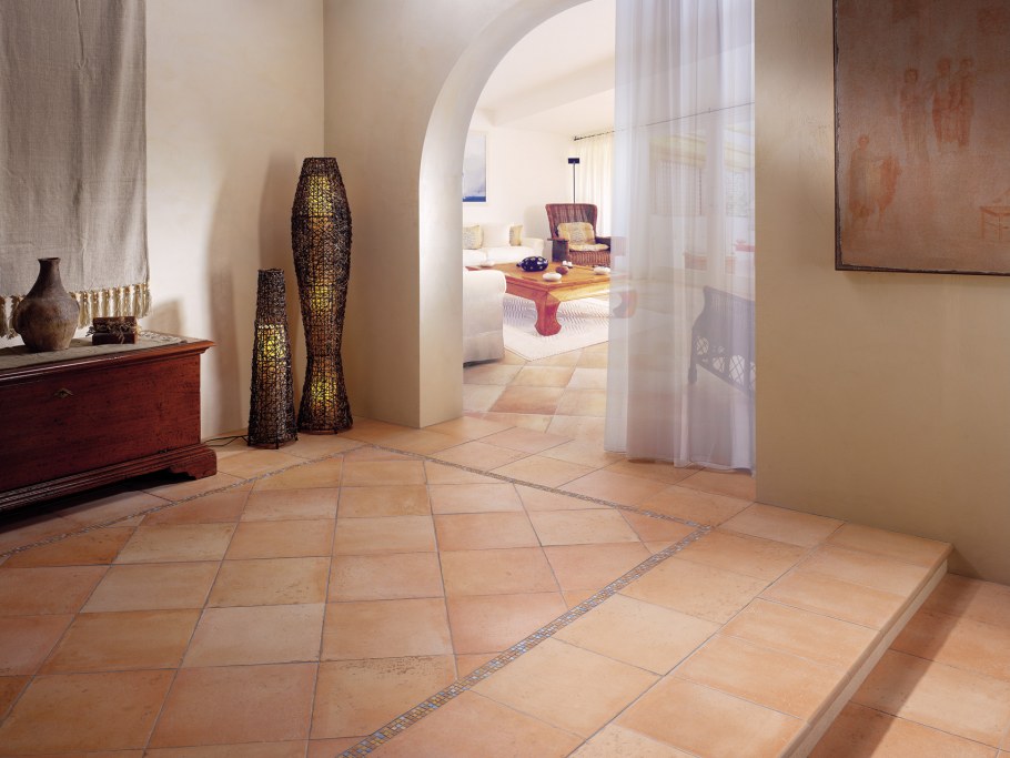 Бежево терракотовая плитка в гостиной