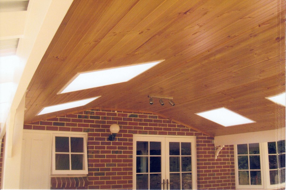 Отделка потолка в деревянном доме