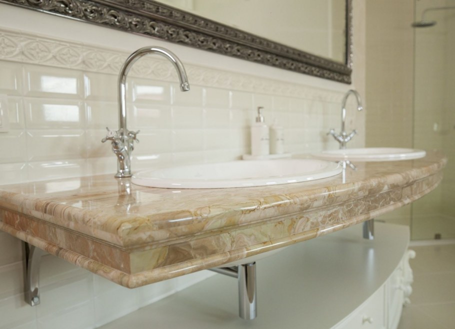 Брекчия Оничиато столешница