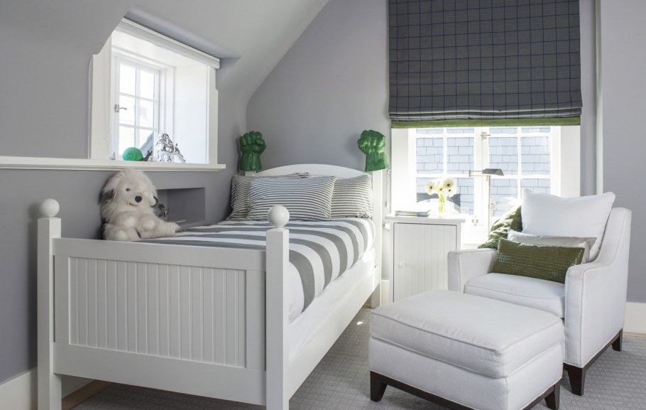 Серая детская комната с жалюзи