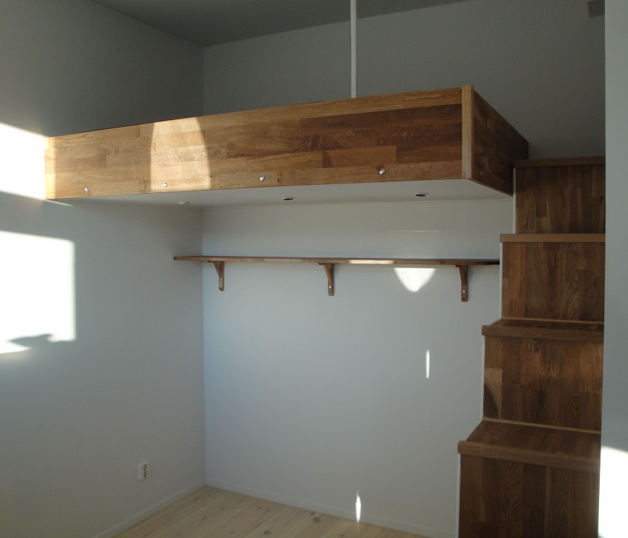 Подвесные антресоли в комнате