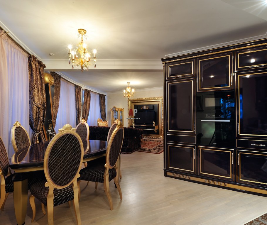 Интерьер классической кухни в темных тонах