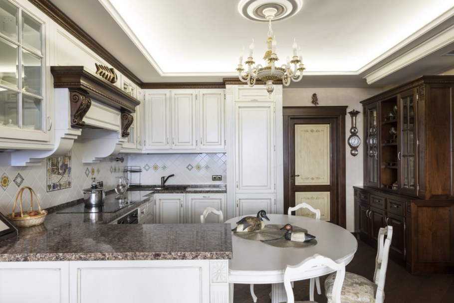 Классическая кухня в бежево-коричневых тонах
