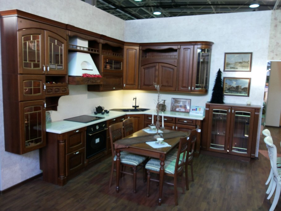 Кухня-гостиная в замковом стиле