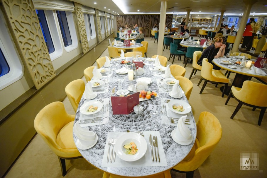 Круизный теплоход Мустай Карим