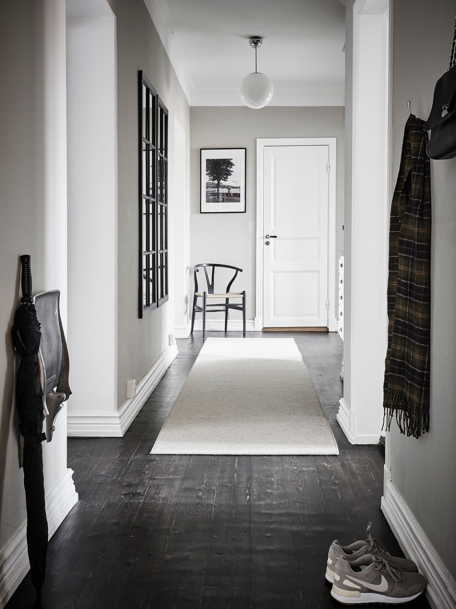 Серая прихожая с белыми дверями
