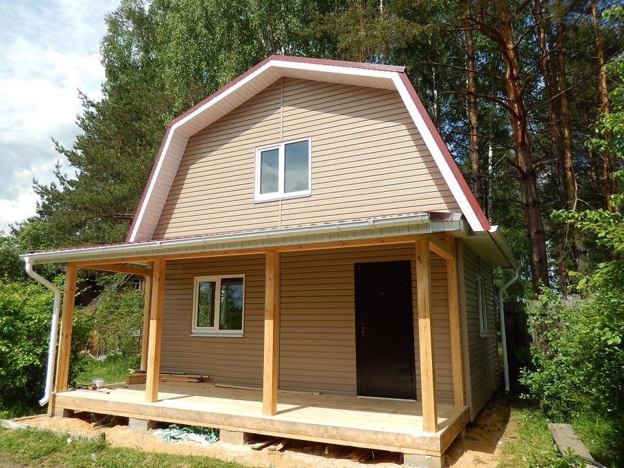 Дачный дом с мансардой и верандой