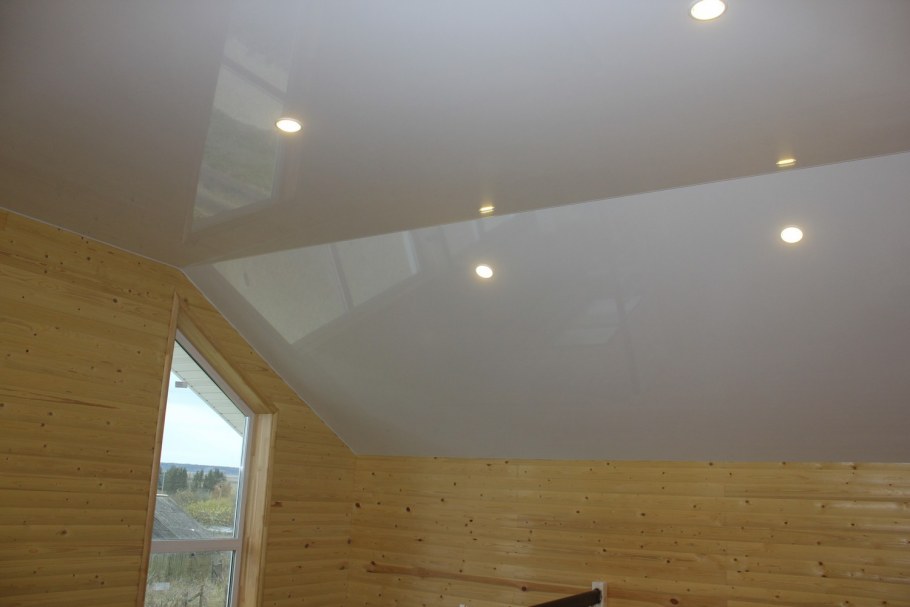 Натяжные потолки на мансардном этаже