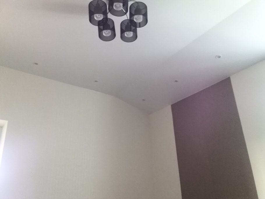 Натяжные потолки с наклоном