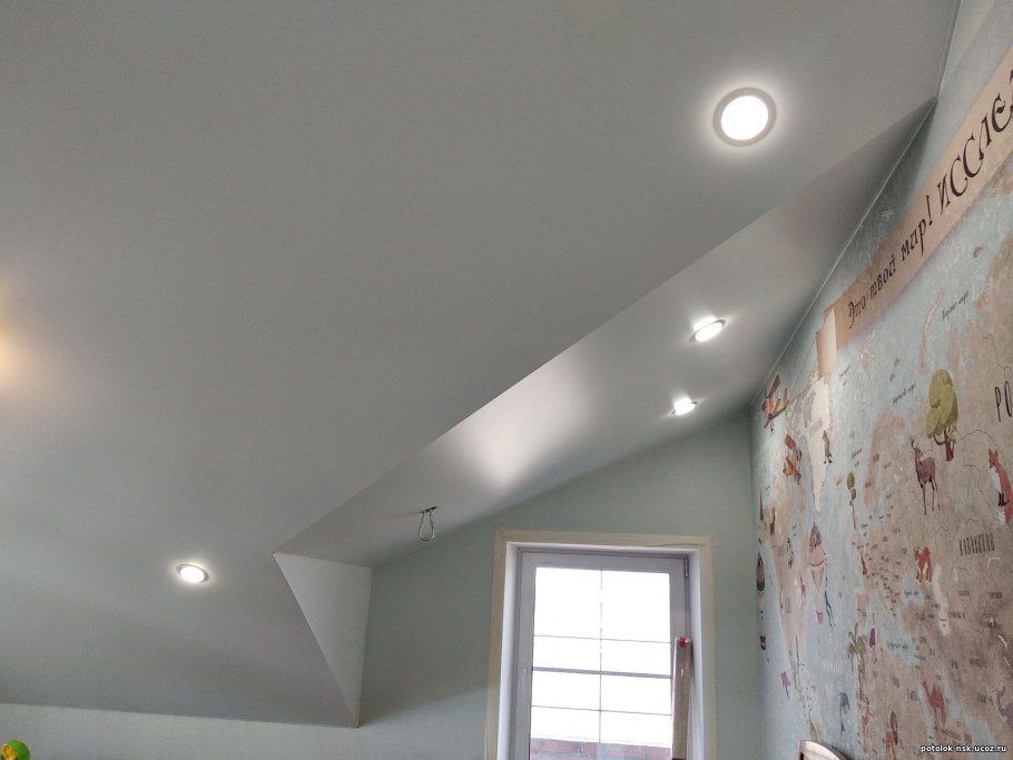 Двухуровневый потолок на мансарде