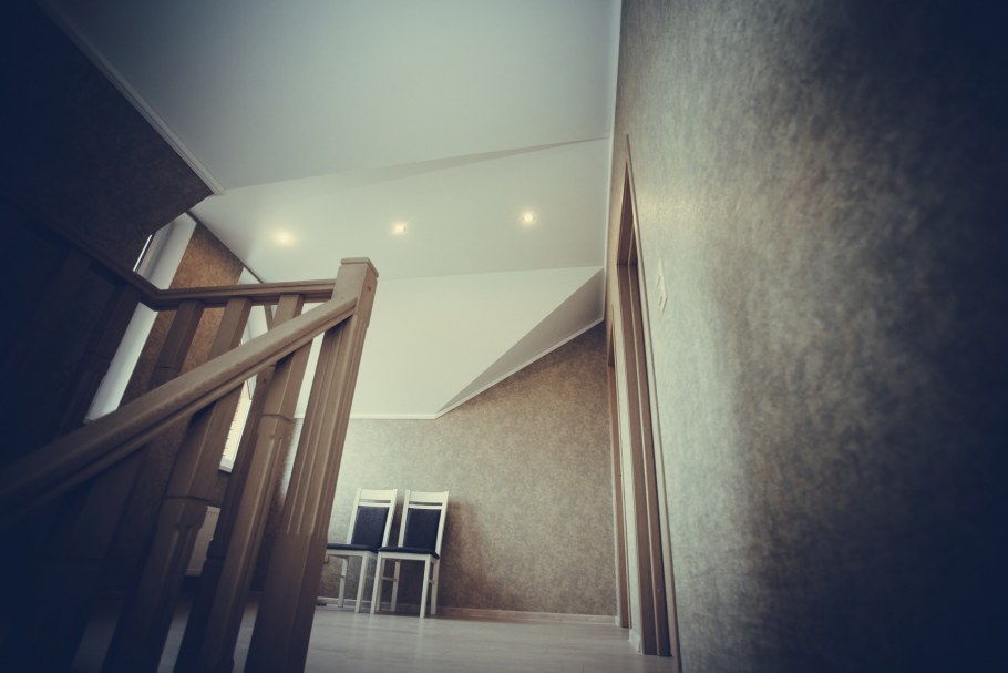 Натяжные потолки на мансардную лестницу