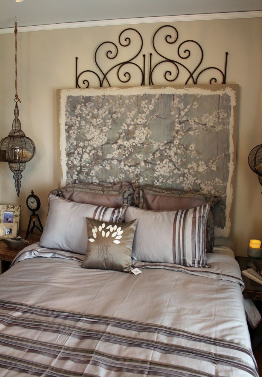 Панно над изголовьем кровати