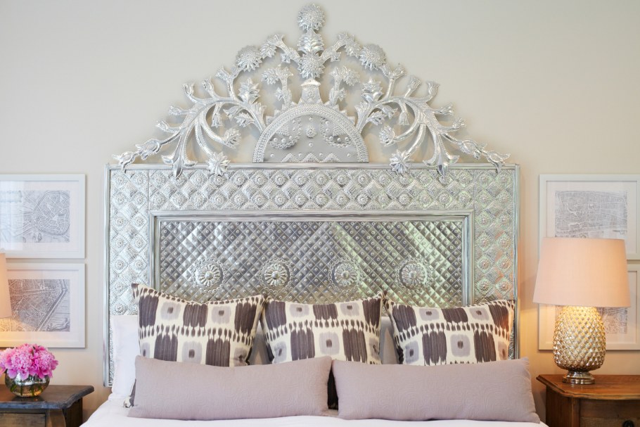 Панно над изголовьем кровати