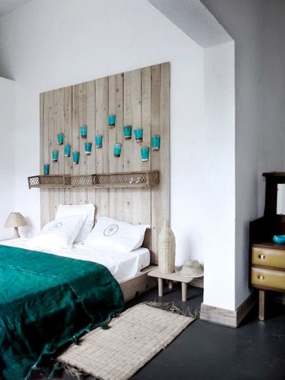 Подушки над кроватью