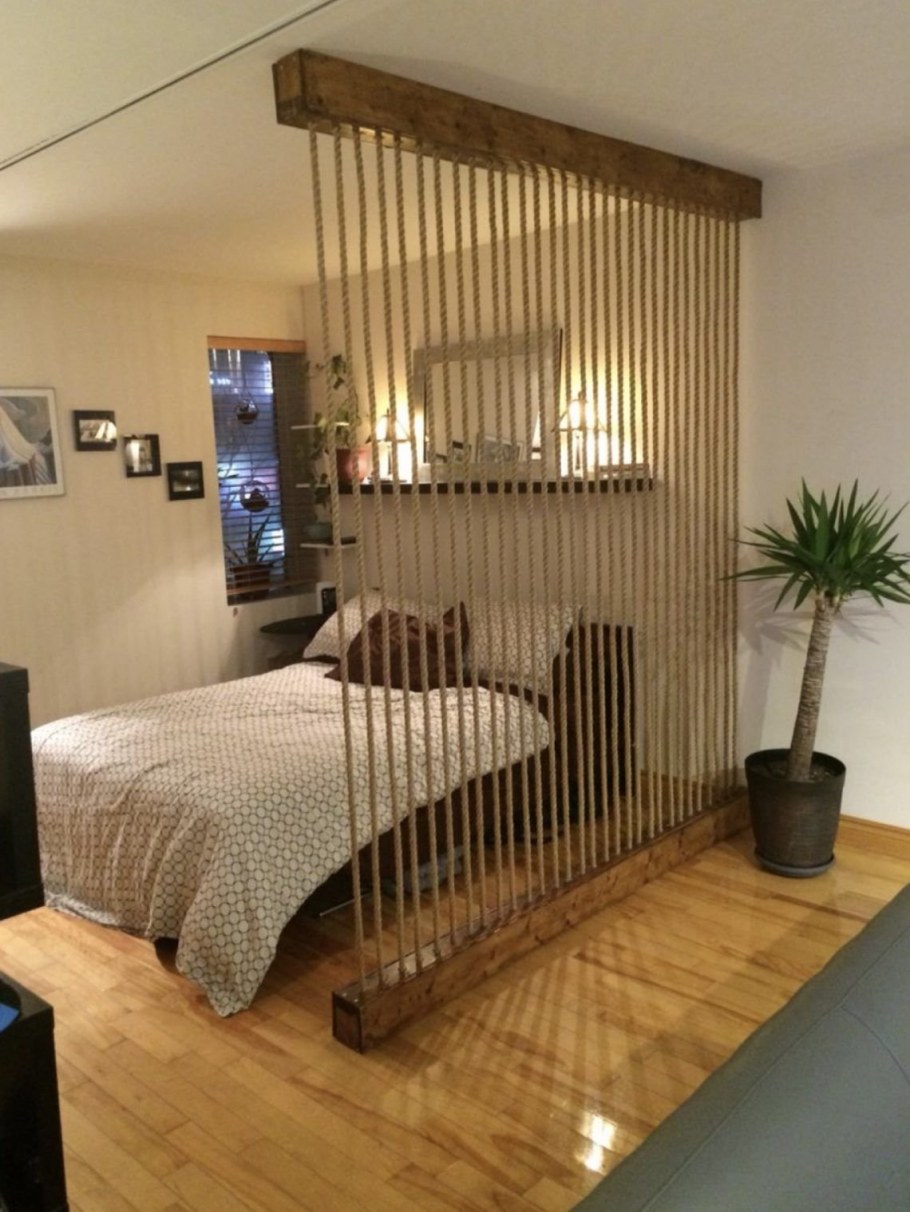 Деревянная перегородка для зонирования комнаты