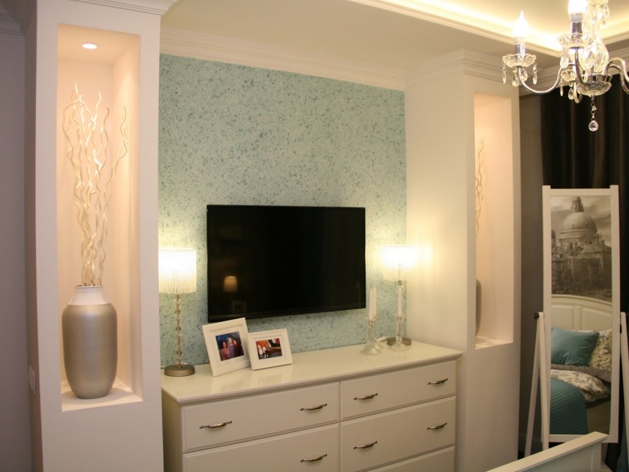 Телевизор над комодом