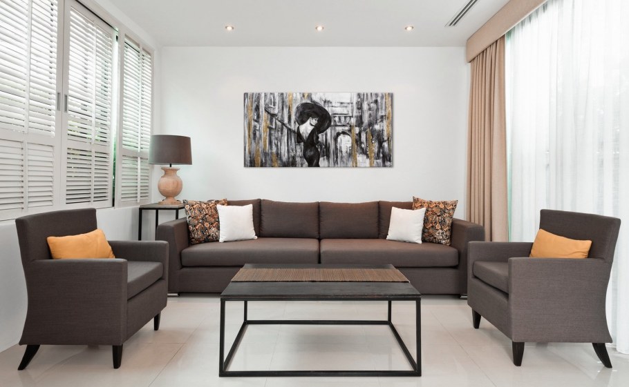 Гостиная с коричневым диваном