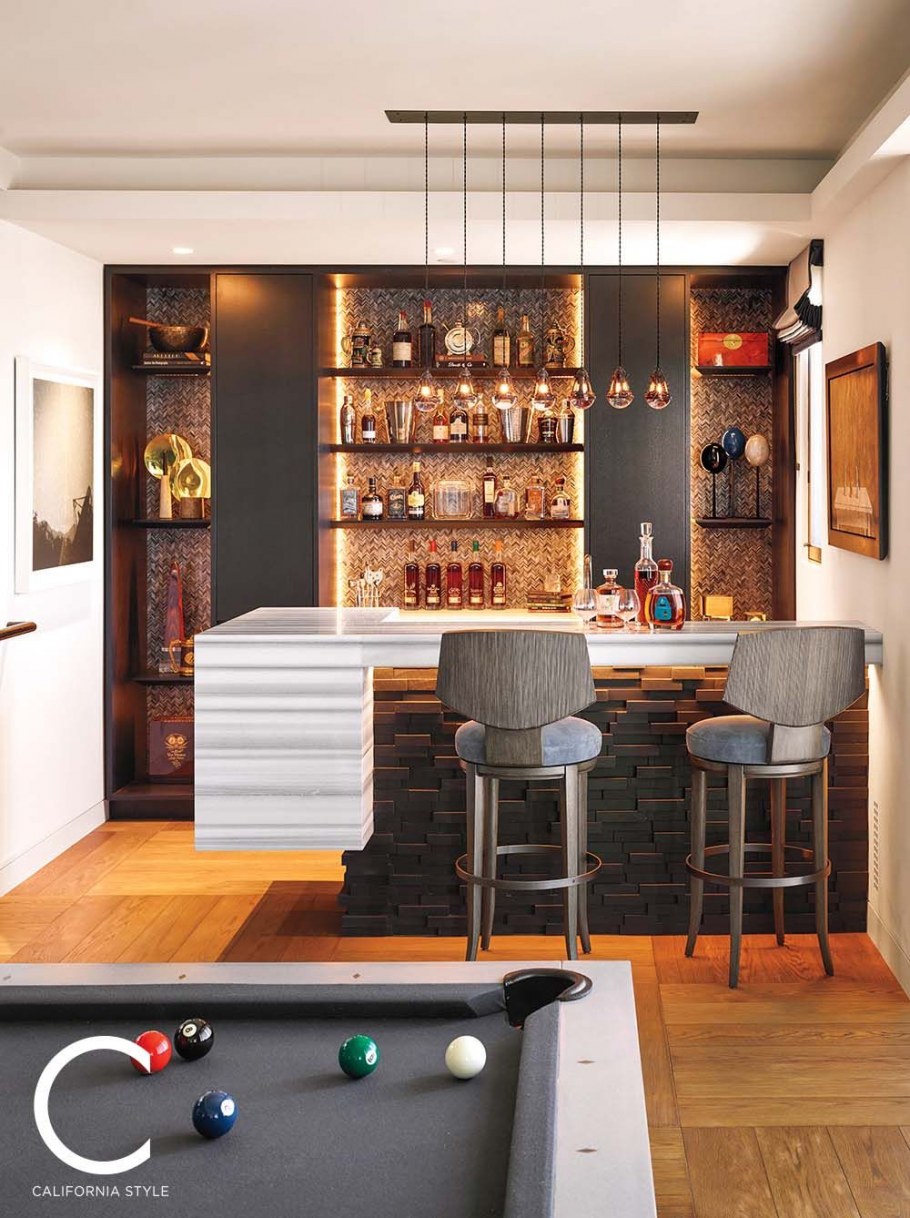 Потолок над барной стойкой