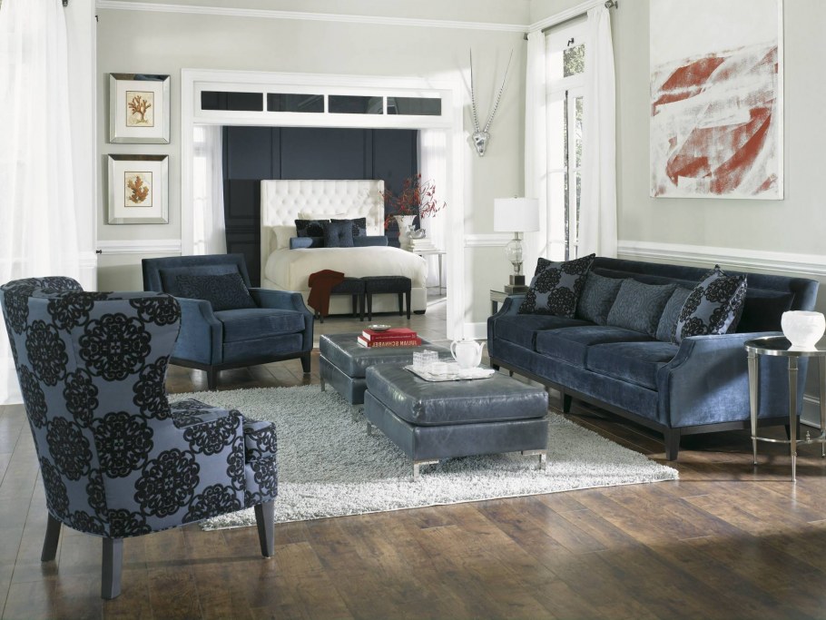 Диван и кресло разного цвета в интерьере гостиной