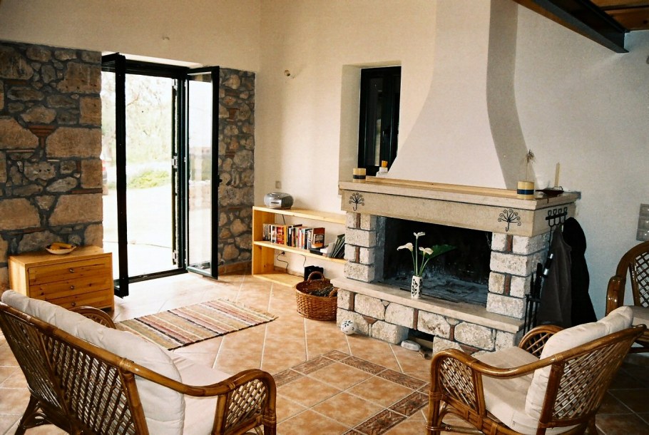 Натуральный камень в интерьере гостиной