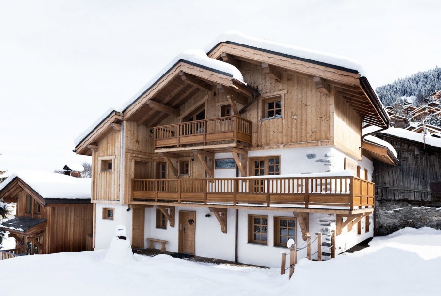 Дом из бруса и камня