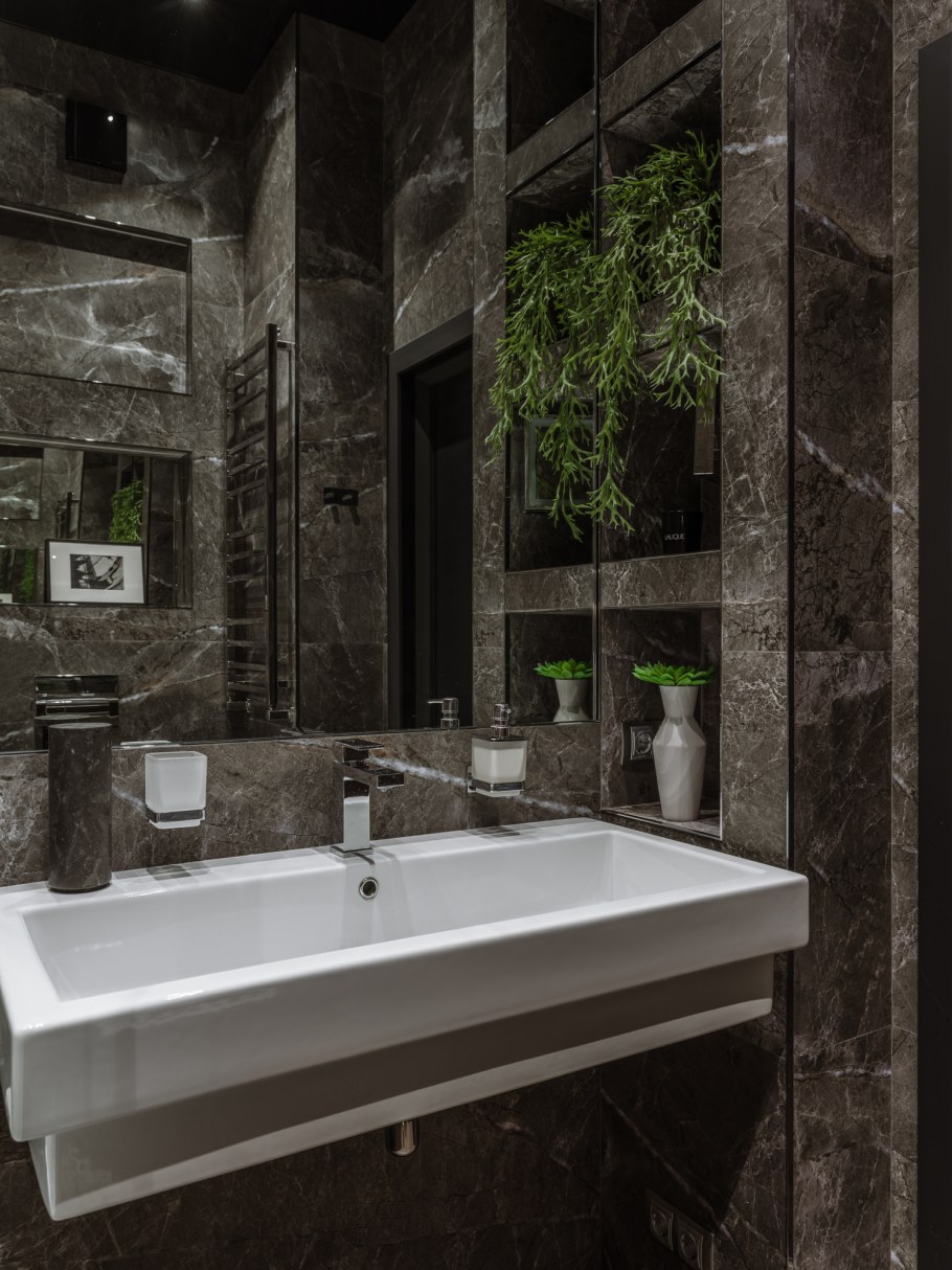 Ванная комната с деревянной отделкой