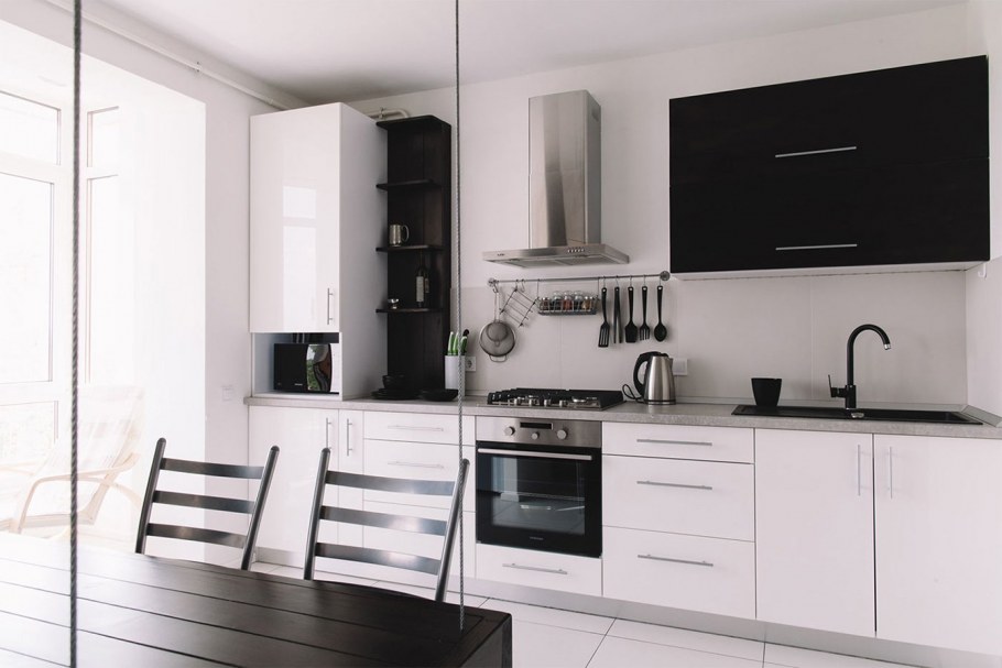 Кухня в черно белом цвете