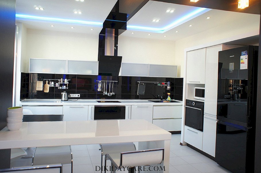 Белая кухня в стиле хайтек