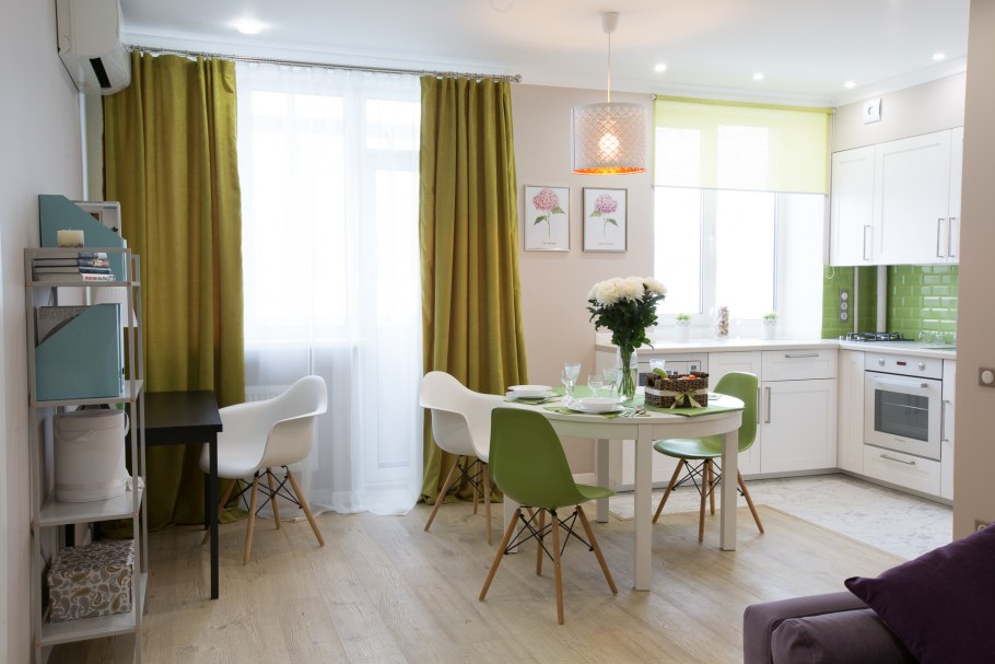 Фисташковые шторы в интерьере кухни