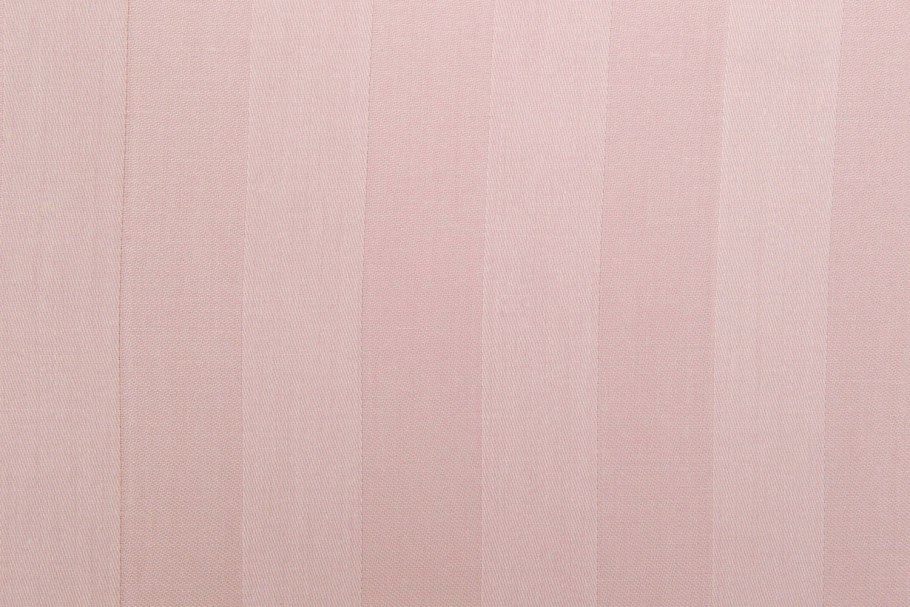 Розовые стены в спальне