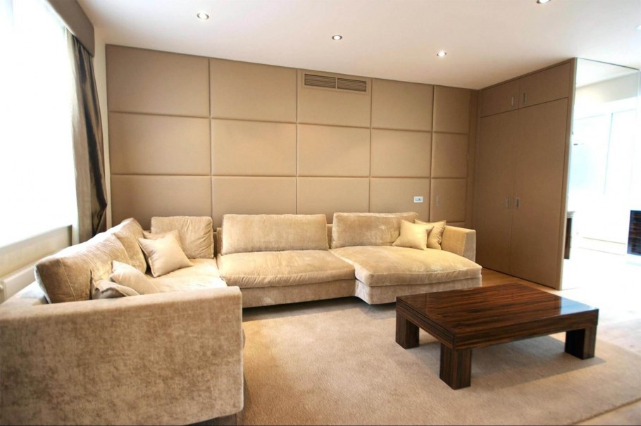 Стена за диваном в гостиной