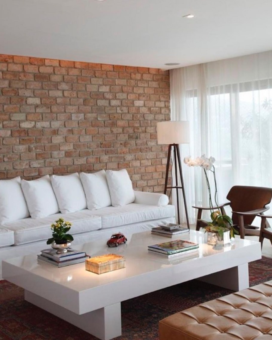 Кирпич за диваном в гостиной
