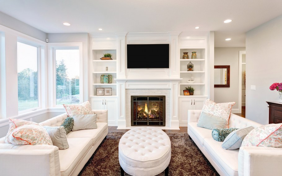 Современная гостиная с камином