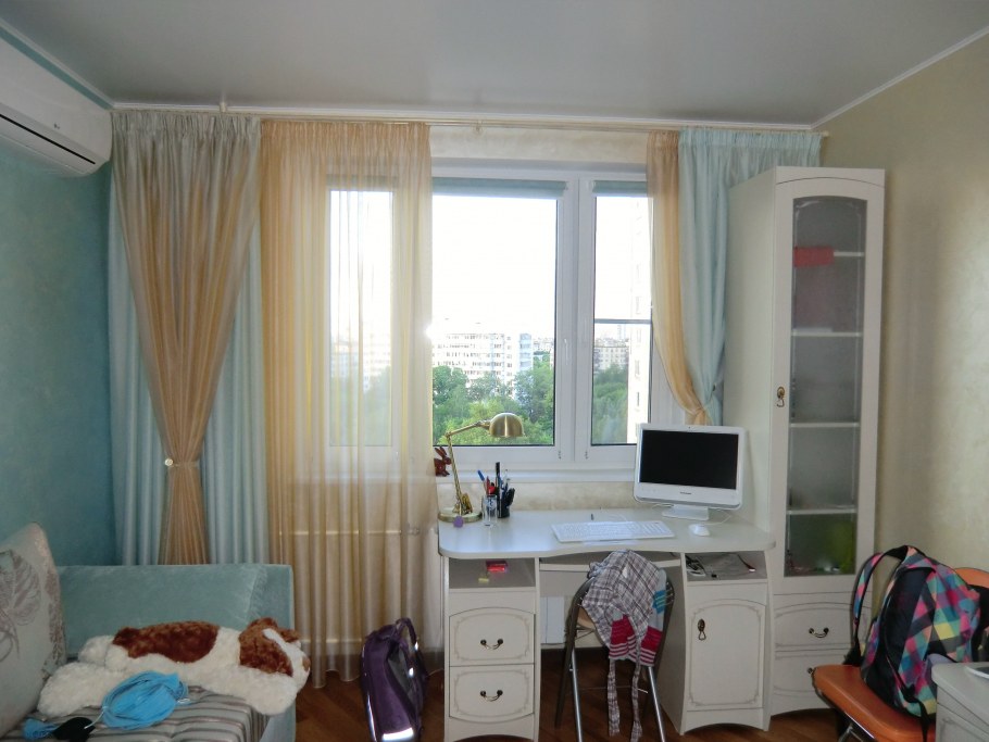 Детский стол вдоль окна