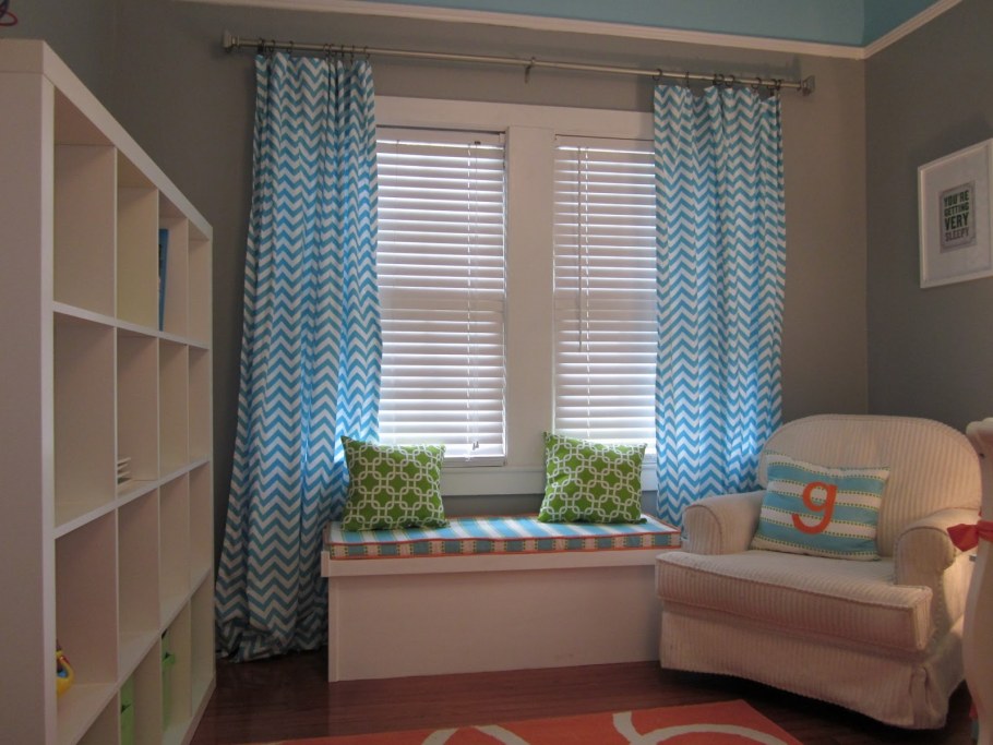 Комната для подростков девочек с большим окном