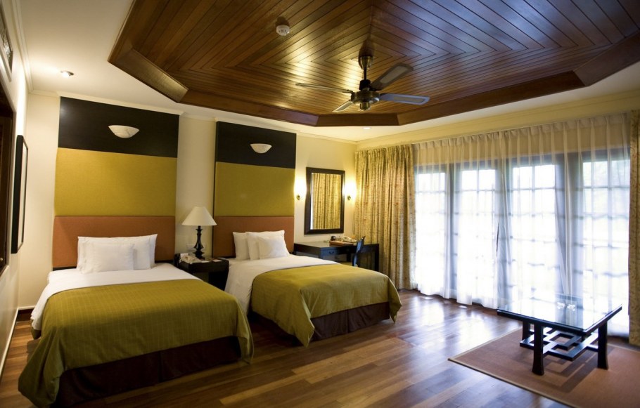 Деревянный потолок в спальне