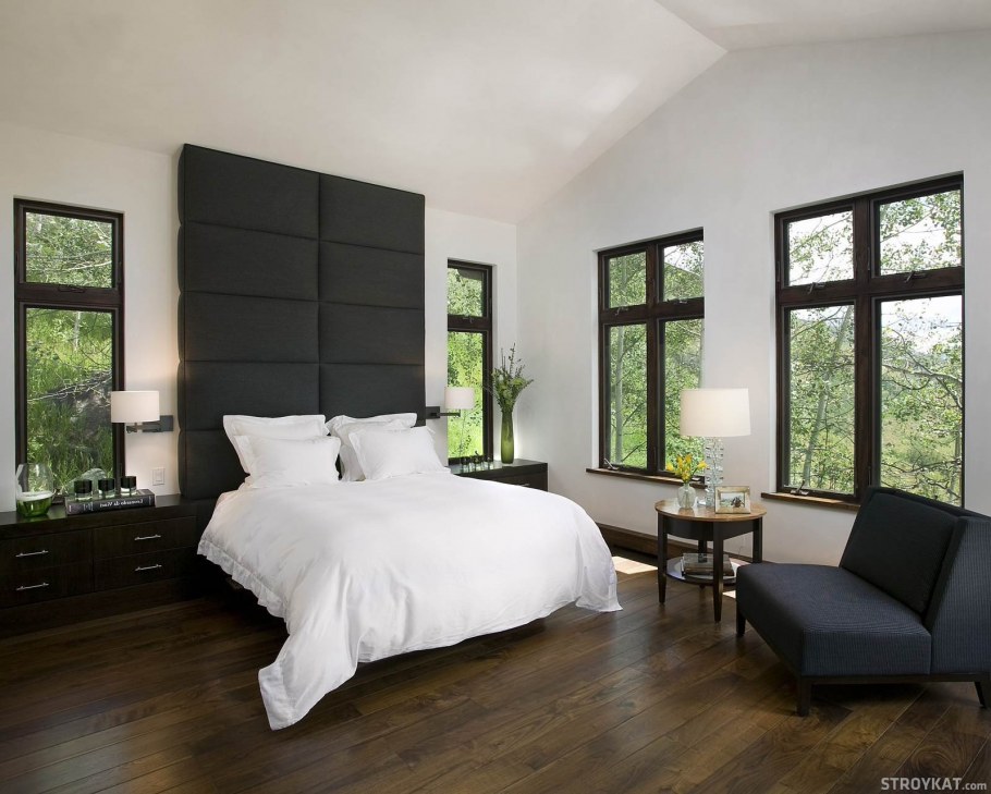 Темные окна в интерьере