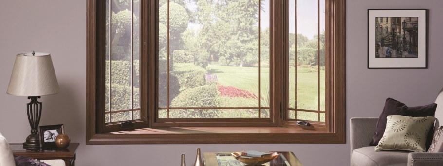 Коричневые пластиковые окна в интерьере
