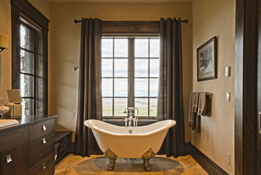 Коричневые окна в комнате