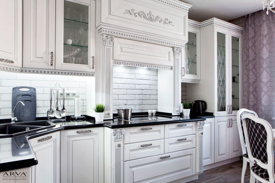 Белая кухня Неоклассика патина серебро