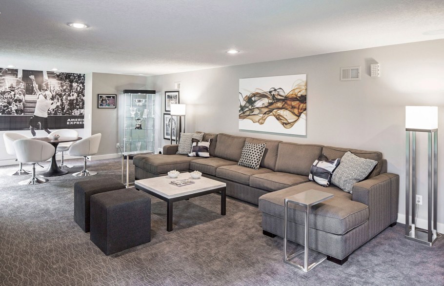 Серый диван в интерьере