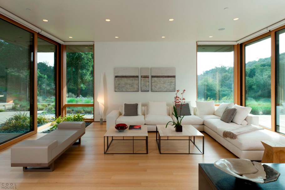 Гостиная с большим окном