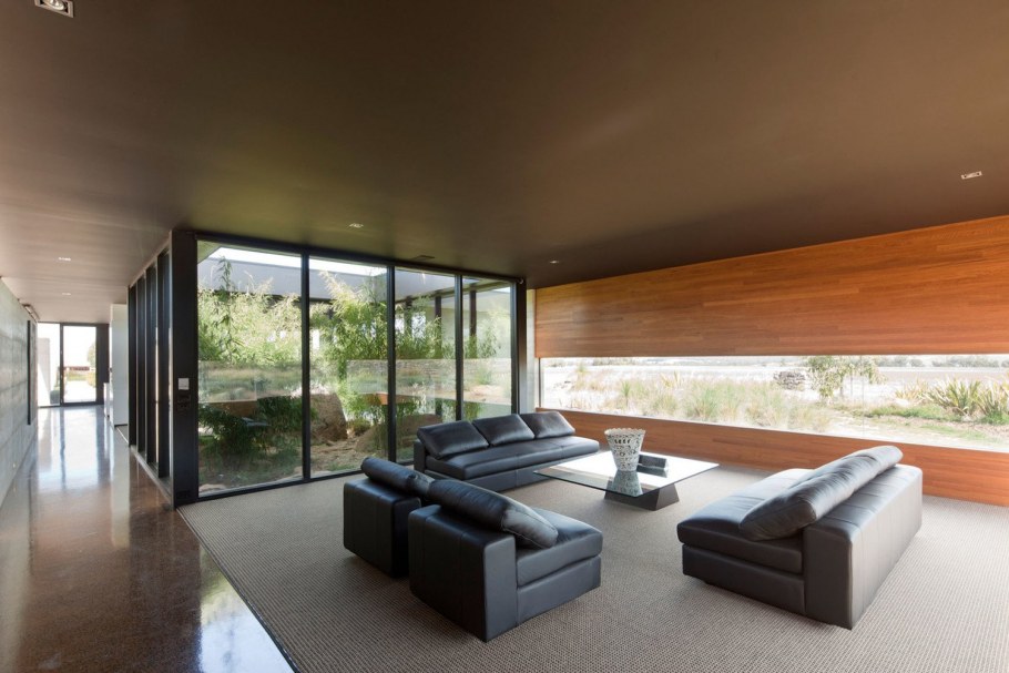 Гостиная с большими окнами