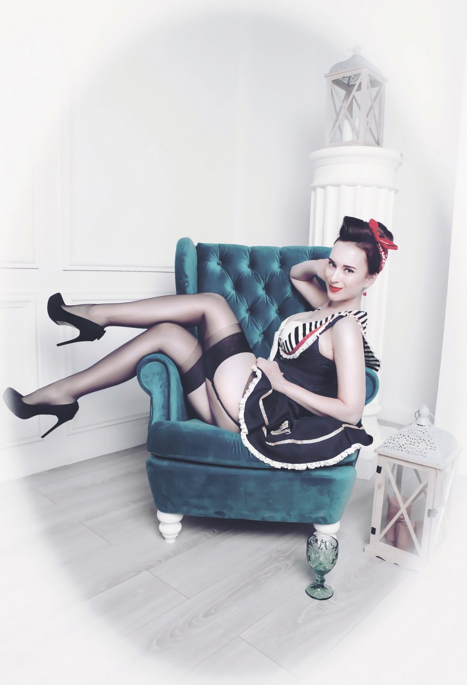 Фотосессия в стиле пин-ап девушки на кухне