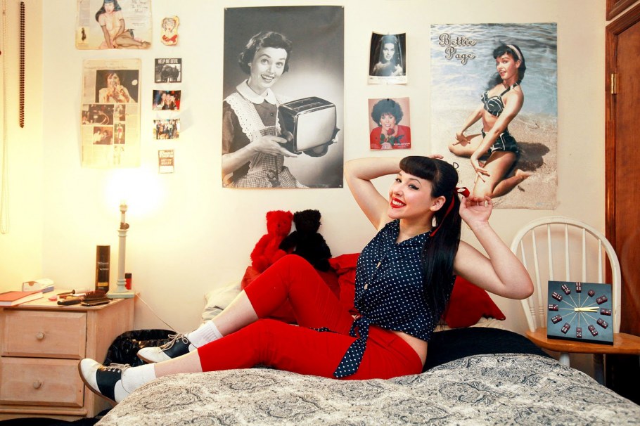 Пин ап официантка